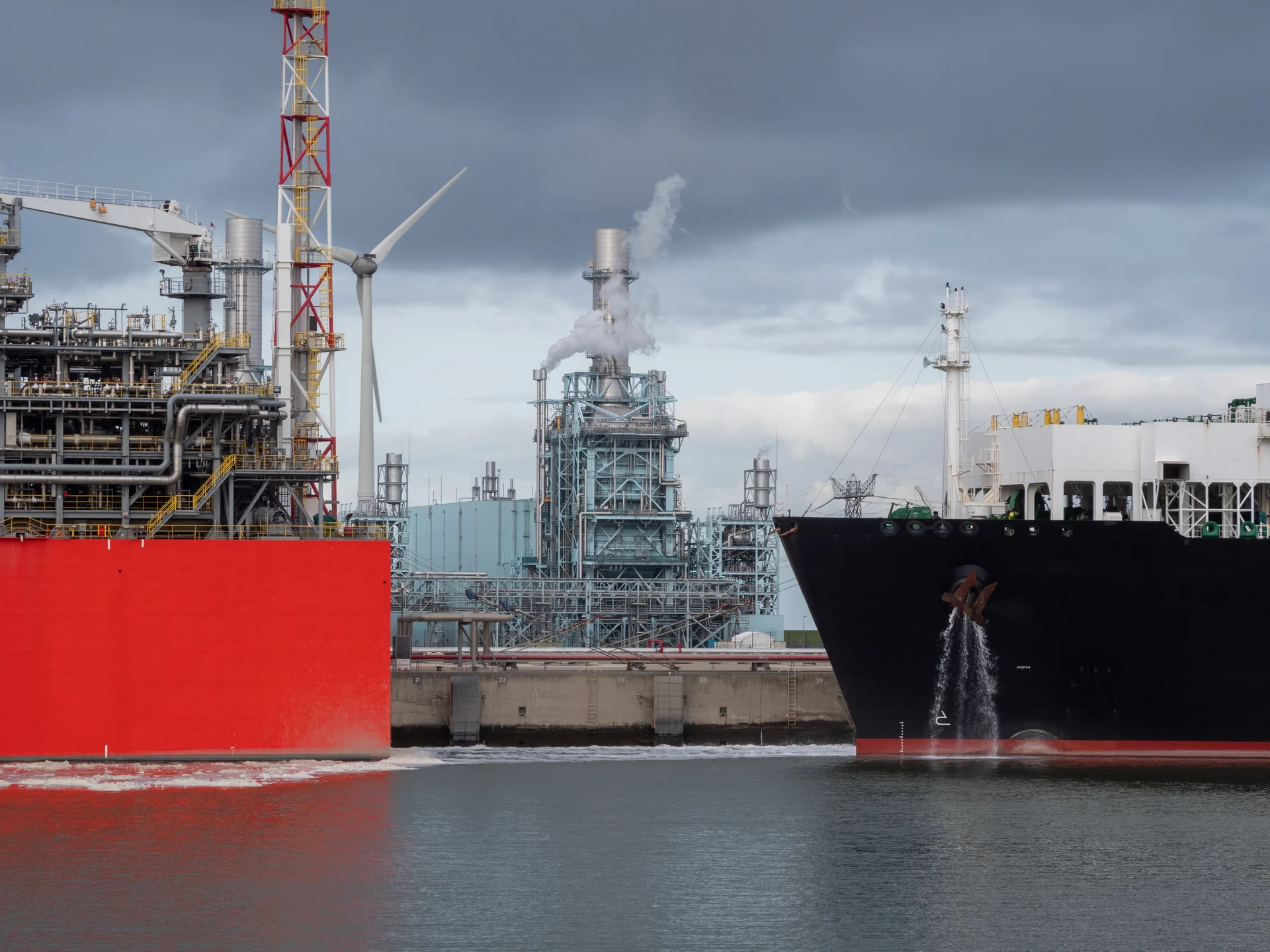 south africa falls behind namibia as orange basin oil race accelerates.webp